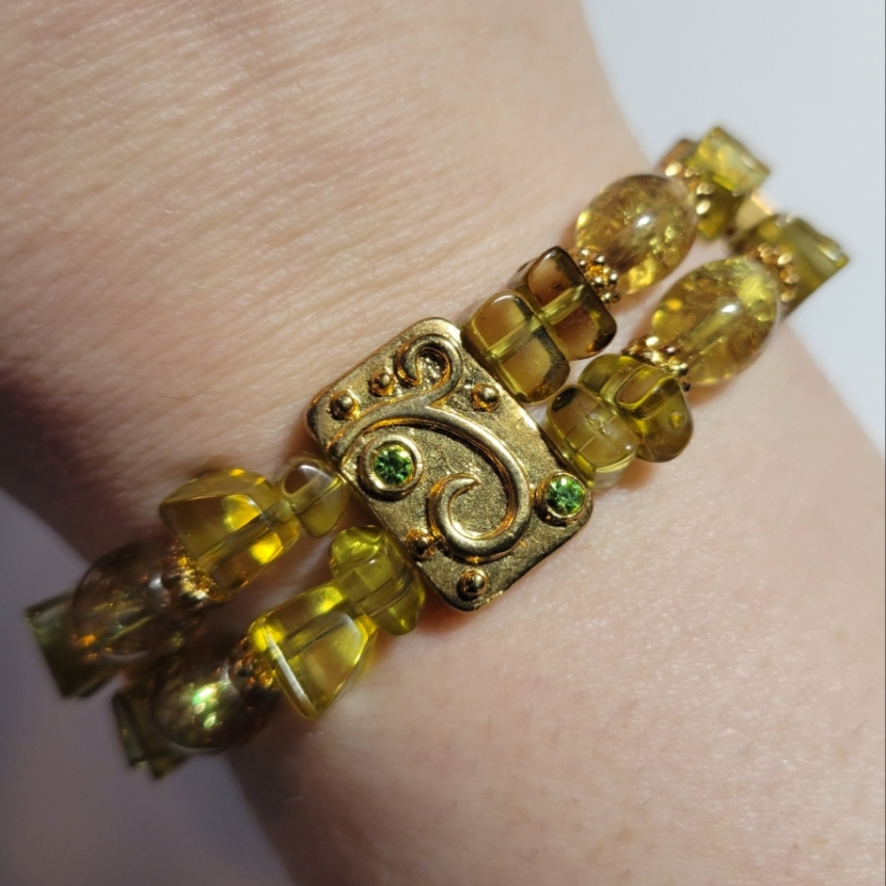 Stretchy bracelet green and gold tone bead